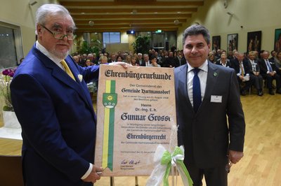 Hartmannsdorf Firma Komsa Festakt Ehrenbürger Gunnar Grosse wird Ehrenbürger (links) von Hartmannsdorf. Bürgermeister Uwe Weinert überreichte die Urkunde.