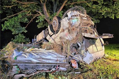Ein polnischer Sattelzug überschlug sich am frühen Freitagmorgen auf der A 72, auf der Höhe Autobahnbrücke Pöhl.