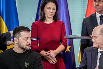 Historisches: Bundeskanzler Olaf Scholz (SPD, unten r.) und Wolodymyr Selenskyj (l.), Präsident der Ukraine, bei der Unterzeichnung eines langfristigen Sicherheitsabkommens beider Länder im Kanzleramt. Hinter ihnen stehen Außenministerin Annalena Baerbock (Bündnis 90/Die Grünen) und Verteidigungsminister Boris Pistorius (SPD).