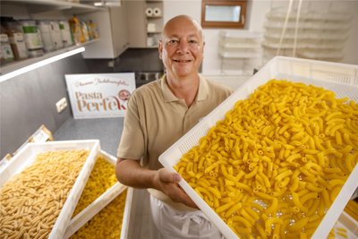 Im Keller des Hauses seiner Lebensgefährtin hat Olaf Egert die Plauener Nudelmanufaktur gegründet. Die frisch gepresste Pasta wird in großen Kunststoffboxen getrocknet - allerdings nicht im Ofen, sondern ausschließlich an der Luft. Das dauere zwar länger, erhalte aber den Geschmack der Nudeln, so Egert.