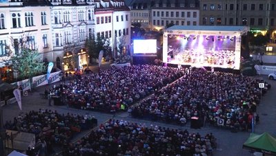 Nach zwei Jahren unter Coronabeschränkungen auf der Freilichtbühne kehrt "Classics unter Sternen" wieder auf den Hauptmarkt zurück. Diesmal allerdings ohne die Absperrzäune zu den Cafés. 