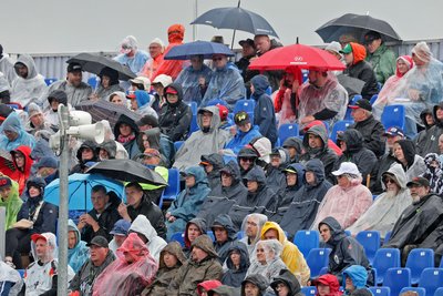 Im Gedränge entlang der Stände und auf den Tribünen ist der Schirm nur die zweitbeste Lösung. Mit Rücksicht auf andere ist ein Cape hier die beste Wahl.