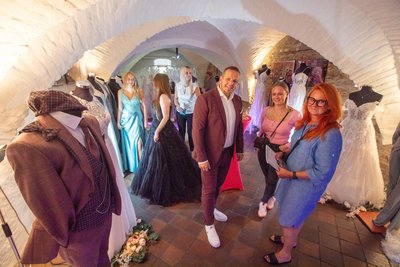 Traumbrautmoden Plauen war einer der Renner zur Hochzeitsmesse im Malzhaus. Von rechts: die Messegäste Sabine Roßner aus Münchberg und Leonie Schrüfer sowie von den Traumbrautmoden Ronny und Nadine Henniger, Schneiderin Sabrina Dressel und Jolina Henniger.