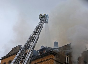 Beim Eintreffen der Feuerwehr stand das Dachgeschoss bereits in Flammen