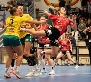 Für die Handballerinnen des HV Chemnitz um Izabela Rzeszotek (rechts) beginnt das neue Jahr gleich mit dem Sachsenderby beim SV Markranstädt - hier ein Bild aus dem Hinspiel. 