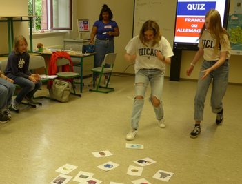 France Mobil gastierte am Donnerstag am Rochlitzer Gymnasium. Ziel des Programms ist es, mit Spiel und Spaß das Erlernen der französischen Sprache zu fördern und die Kultur des Landes vorzustellen. In einem Spiel sollten die Schüler Begriffe aus Musiktiteln heraushören und sogleich passende Bilder auflesen. 