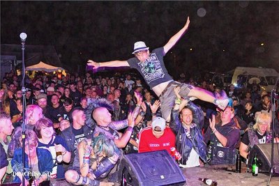 Stagediving: Zu vorgerückter Stunde hat beim Festival auch schon mal ein Musiker den Sprung von der Konzertbühne in die Menge seiner begeisterten Fans gewagt.