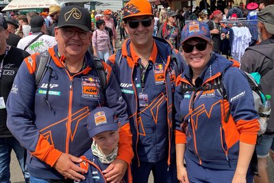 Für Jürgen Nicklas sowie Kevin und Maria Schmelzer (von links) mit Sohn Lukas (5) gehört es beim Moto-GP dazu, dass von Kopf bis Fuß Fankleidung getragen wird.
