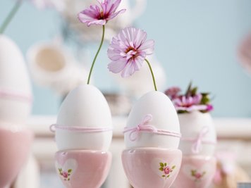Ohne Eier als Deko geht es an Ostern kaum - warum sie also nicht als Blumenvasen verwenden?