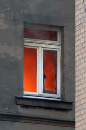 Durch ein Fenster war das Feuer deutlich zu sehen.