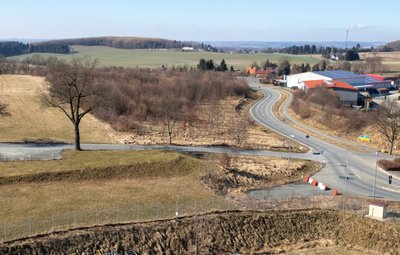 Die gut ausgebaute Otto-Erbert-Straße schlängelt sich von der B 92 heran. Von der Kreuzung (rechts) sollte der Lkw-Verkehr in scharfer Kurve auf die Obermarxgrüner Straße zum Autostandort fließen. Nach Veto der Polizei wird nun ein normgerechter Abzweig (hinter den Absperrungen) gebaut. 