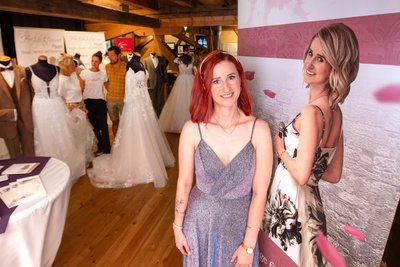 Die Frau für alle Paare, die zur Hochzeit die volle Romantik-Dröhnung brauchen: Sängerin Sabrina Rammler aus Grünbach.