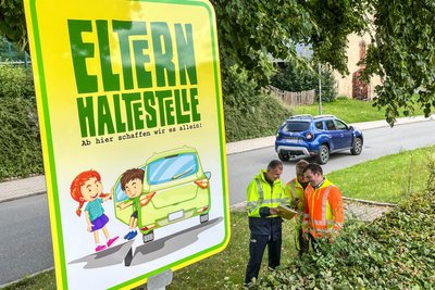 Sven Ulbricht (Sachbearbeiter für Verkehr am Polizeirevier Marienberg), Carsten Weißer vom Bauhof und Sebastian Hilbert vom Ordnungsamt der Gemeinde (v. l.) bei der Inbetriebnahme einer der Haltestellen.