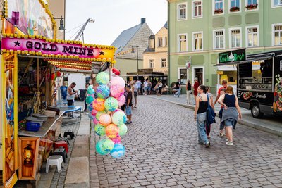 Zahlreiche Buden und Stände lockten bei hochsommerlichen Temperaturen.