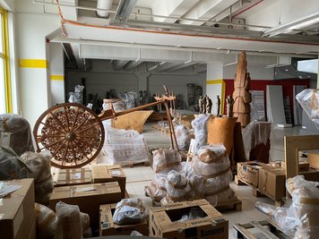 Im Simmel Center in Mittweida konnte die Daetz Stiftung hölzerne Kunstwerke, die Holzbildhauer aus 30 Ländern geschaffen haben, einlagern.