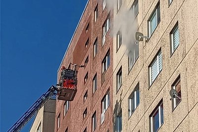 Die Drehleiter der Feuerwehr Plauen fährt bis zum siebten Stock. Dort kam es zu einem Küchenbrand.