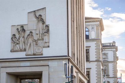 Die Technische Universität Chemnitz will ihre Kunstwerke digital erfassen. Dazu zählt auch das Relief an derGeorgstraße, das Christian Rost in den 1950er-Jahren schuf.