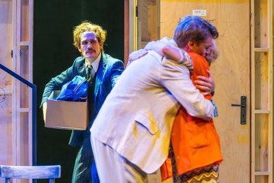 Öffnet sich die Tür zur falschen Zeit, erhält man überraschende Einblicke. Hier Fabian Vogt, Emery Escher und Juschka Spitzer.