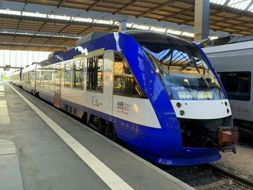 Neben lokbespannten Zügen kommen auf der Strecke Chemnitz-Leipzig auch Dieseltriebfahrzeuge vom Typ Alstom Lint zum Einsatz. An Wochenenden verkehren die Lints in Dreifachtraktion, also mit drei aneinandergekoppelten Triebwagen. 390 Sitzplätze stehen dadurch pro Fahrt zur Verfügung.