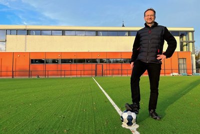 Schon bald rollt hier der Ball: Frankenbergs Bauamtsleiter Michael Thiel auf dem neuen Kunstrasenplatz der Stadt an der Badstraße. Im Hintergrund das benachbarte Sportzentrum. 