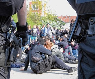 Sitzblockade vor der Pauluskirche. 