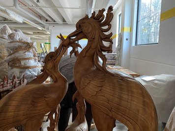 Mehr als 600 Kunstwerke aus Holz lagern seit mehreren Monaten in Mittweida.