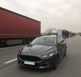 Auf der Überholspur geparkt: der in Leipzig gestohlene Ford Mondeo.