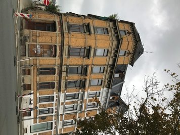 Seit Jahren ist das Eckhaus Schulstraße/Egerstraße ein großes Sorgenkind der Stadt Oelsnitz. Beim nun angeordneten Abbruch muss es vom intakten und bewohnten Nachbarhaus (rechts) getrennt werden.