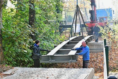 Im Oktober 2019 war eine Stahlbogenbrücke über den Bachzulauf zur "Pferdeschwemme" montiert worden. 