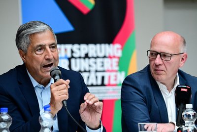Berlins Olympiabeauftragter Kaweh Niroomannd (l) und Berlins Regierender Bürgermeister Kai Wegner präsentieren die Eckdaten des Olympiakonzeptes.