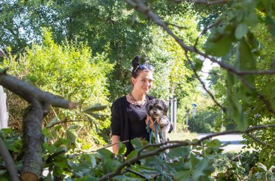 "Ich laufe wie eine Oma." Unter Schmerzen kann Melanie Pensold mit Hund Arnie wieder eine kleine Gassirunde drehen. Sie hatte viel Glück. Die Kastanie, unter der sie beim Sturm Montagabend begraben wurde, ist inzwischen gefällt. Donnerstagvormittag dauerten Fäll- und Aufräumarbeiten am Weg an der Elsteraue noch an. 