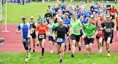 Zum 62. Mal ging es am Sonnabend rund um den Wasserturm in Bräunsdorf. Der Start (hier die Aktiven beim Hauptlauf über 10 Kilometer) erfolgte dabei traditionell im Striegistalstadion. 