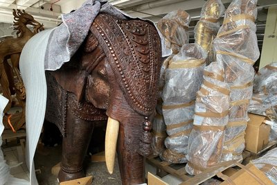 Große Kunstwerke, die in Mittweida stehen, werden mit Decken vor Staub geschützt oder sind in Luftpolsterfolie verpackt. 