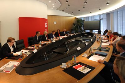 Pressekonferenz am Dienstag im Haus der Sparkasse: Die Bank hatte bis Jahresbeginn zu viel Geld ins Wertpapiergeschäft gesteckt.