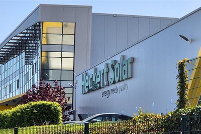 Beim Chemnitzer Modul-Hersteller Heckert Solar sollen offenbar 95 Stellen gestrichen werden.