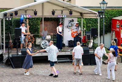 Im Rathaushof spielten die Elbonautics aus Dresden Rock‘n‘Roll querbeet durch dessen Geschichte.
