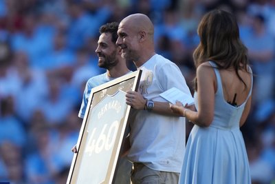Bernardo Silva (l) und Trainer Pep Guardiola während einer Zeremonie nach ihrem letzten Spiel für Manchester City.
