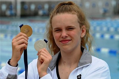 Julia Ackermann präsentiert ihre EM-Medaillen. 
