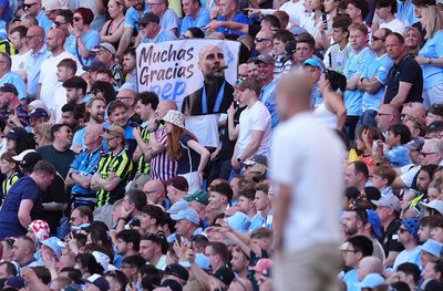 Die Fans würdigten ihren Erfolgscoach Pep Guardiola zum Abschied mit Transparenten.