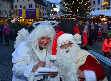 Thomas Kühn als Engel und Karl-Heinz Nebel als Weihnachtsmann traten in Mittweida beim Märchentheater des Miskus auf dem Weihnachtsmarkt auf.