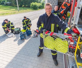 Zugführer Marco Unger (vorn), Andre Gola (hinten, von links), Maik Schmiedel und Denny Weidensdorfer von der Freiwilligen Feuerwehr Langenau haben sich am Donnerstag auf den Einsatz in der Sächsischen Schweiz vorbereitet. Hilfe kommt auch aus anderen Orten in Mittelsachsen. 