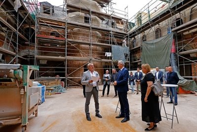 Mario Schreckenbach, Thomas Schmidt und Ines Springer (vorn von links) bei der Übergabe des Fördermittelbescheides im Schlosshof.