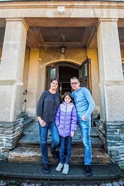 Eingang zu einem der Blöcke auf der Hummelburg in Niederdorf. Hier wohnen die Kunels. Von links: Mutter Jana, Tochter Hermine, Vater Daniel.