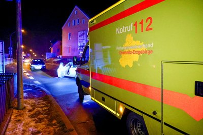 Blaulichteinsatz am Freitag im Erzgebirge: Mit einem Rettungswagen ist das verletzte Kind in ein Krankenhaus gebracht worden.