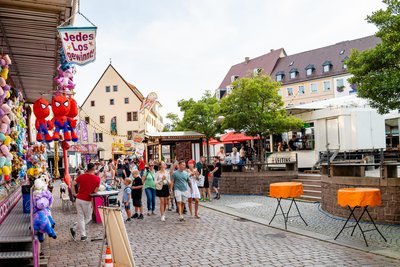 Der Marktplatz füllte sich bereits am frühen Abend zusehends.