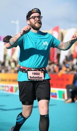 Überglücklich im Ziel: Sebastian Scheibner hat in Valencia seinen allersten Marathon bestritten. 