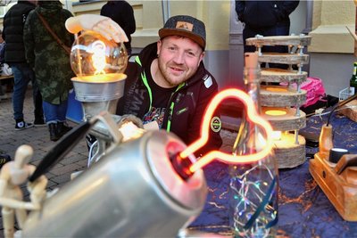  Heiko Ohrtmann, alias Dante Art Design, stellt seine selbst gebauten Lampen vor. Foto: Falk Bernhardt 