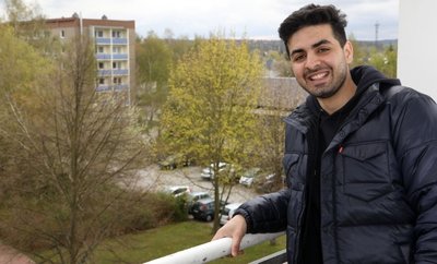 Ehab Ibrahim Ben Husen auf dem Balkon seiner künftigen Wohnung in Glauchau. Der libysche Handballtorhüter hofft beim HC Glauchau/Meerane auf möglichst viel Einsatzzeit in der nächsten Saison. 