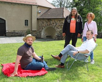 Burg-Chef Christian Landrock (l.), Lichtentannes Bürgermeister Tino Obst und Museumsmitarbeiter freuen sich bereits auf das "Sommerflimmern" und hoffen auf große Besucherresonanz. 