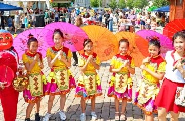 Die Tänzerinnen des Vereins der Vietnamesen.